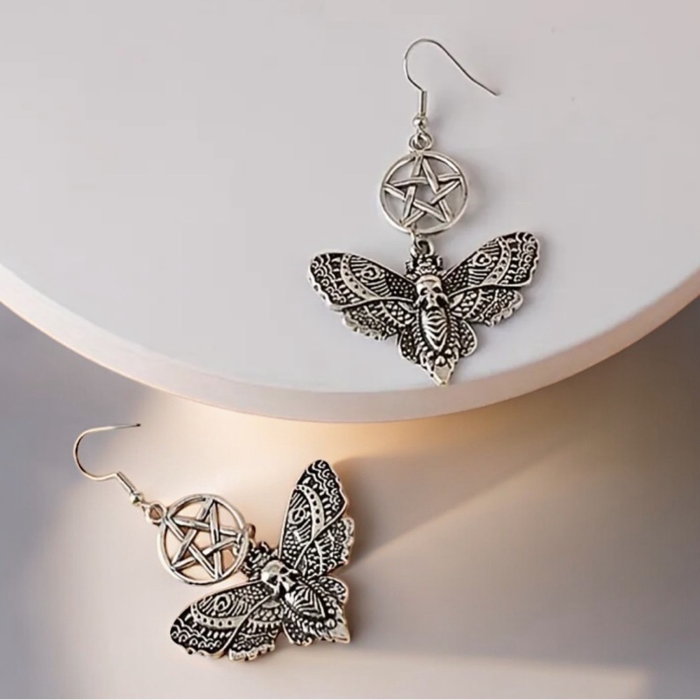 🆕 Gothic Moth Earrings with Pentagram Star and Skull Design - Unique 💀
